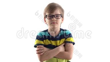 一个严肃的男孩在白色背景上的工作室肖像。 带眼镜的一年级学生
